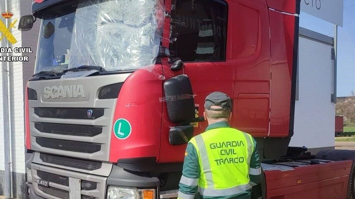 TIR-ul șoferului român care a fost prins cu o alcoolemie de 7 ori mai mare decât limita legală, și a lovit cabina camionului, în Spania
