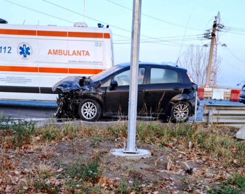 Microbuz cu 20 de pasageri la bord, implicat într-un accident în Vrancea. Ciocnire violentă cu o mașină