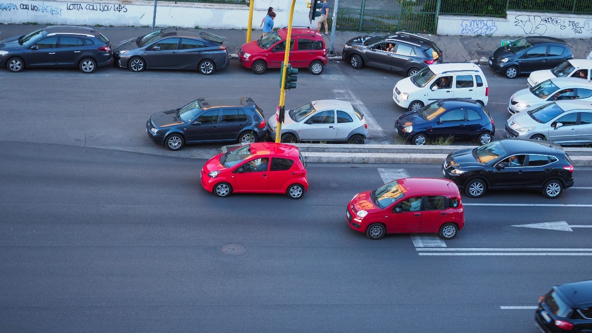 Zeci de mașini oprite la semafor pe un bulevard din Italia