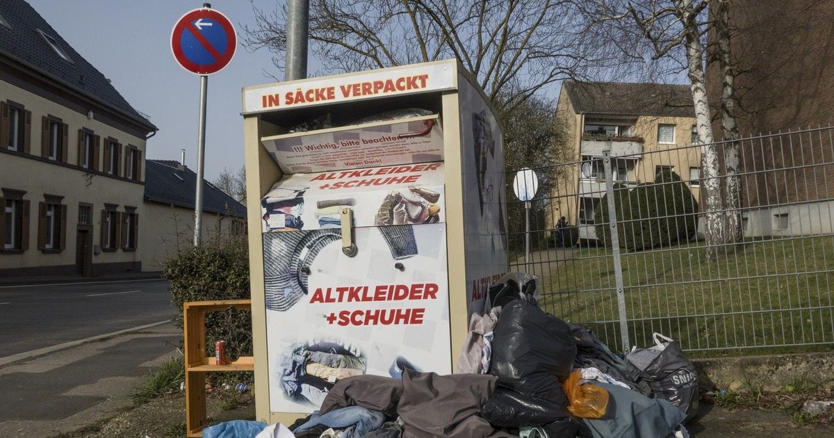Container de haine vechi prea plin, în Germania. Foto Profimedia.