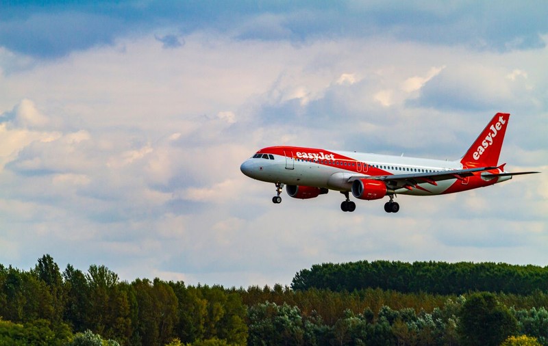 Aterizare de urgență la Praga după o alertă cu bombă la bordul unui avion care zbura din Polonia către Marea Britanie