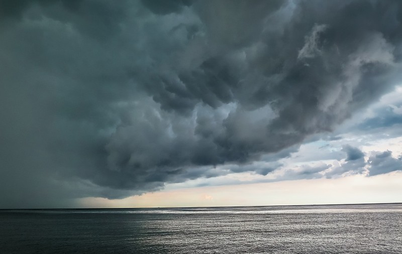 Avertizare meteo nowcasting: Cod galben de averse şi grindină pe litoral