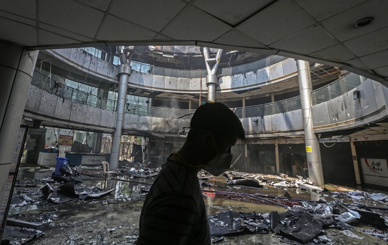 Zece morți în India, în urma unui incendiu devastator izbucnit într-un mall și extins la un spital COVID învecinat