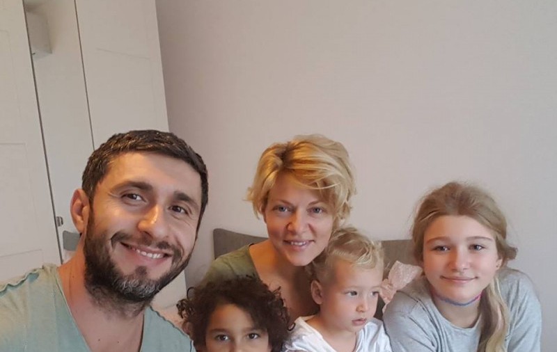 Temerile pe care Dragoș Bucur le-a avut când a adoptat-o pe Roxana India: „Nu îi cunosc părinţii, nu ştiu cine sunt”