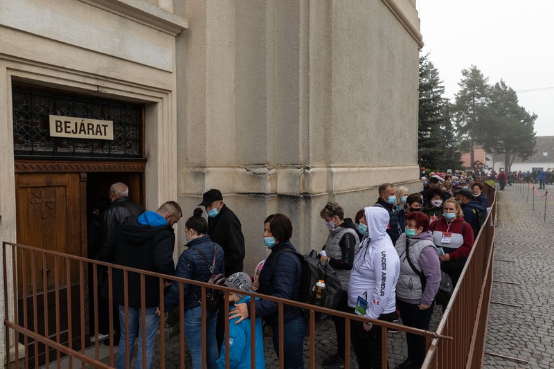 Oamenii au stat la coadă pentru a se ruga la statuia Sfintei Maria