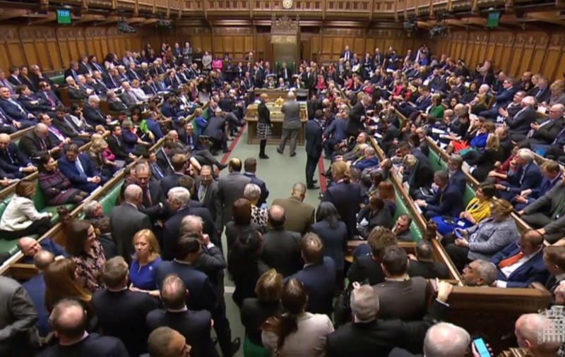 BREXIT | Cum funcționează o moțiune de cenzură în Marea Britanie. Ce șanse are Theresa May să rămână premier
