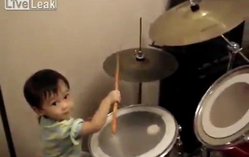 Super talent! Uite-l pe cel mai mic toboşar din lume | VIDEO