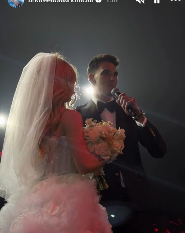 Andreea Bălan a îmbrăcat rochia de mireasă și s-a „căsătorit” cu Victor Cornea pe scena Sălii Palatului