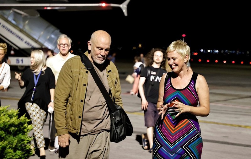 John Malkovich a ajuns în România. Actorul va urca pe scena Teatrului Național din Timișoara