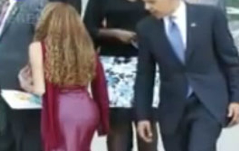 Obama şi Sarkozy privesc indiscret spre posteriorul unei minore