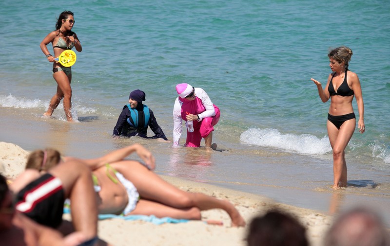 Pedepsite pentru că au mers prea îmbrăcate la plajă. Zece femei au fost amendate pentru că au purtat “burkini” în stațiunile din sudul Franței