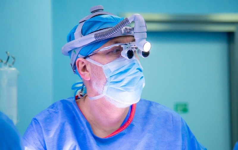 Inimi de 40, 60 și 80 de ani, salvate prin chirurgie „fără tăierea osului sternului”. Poveștile celor trei pacienți operați de dr. Stanislav Rurac
