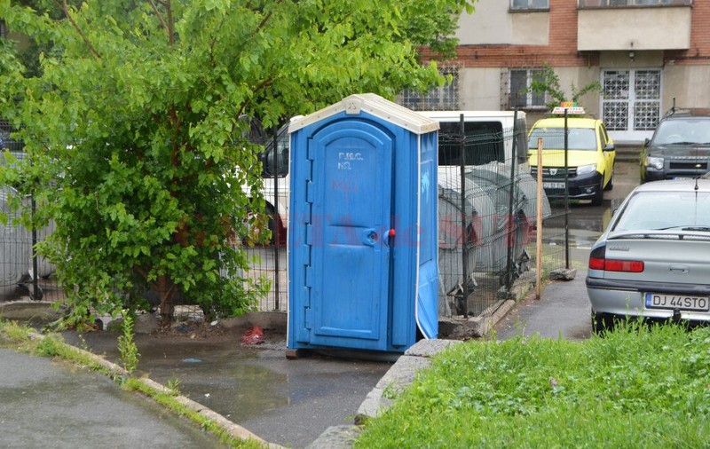 Judecătoria Craiova a rămas fără toaletă funcțională. Există doar un WC ecologic, în afara clădirii