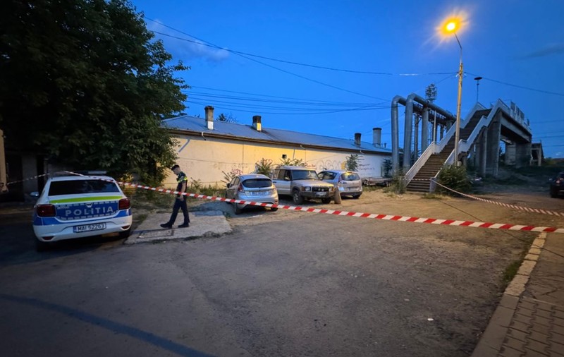 Un bărbat a fost găsit mort într-o mașină care nu era a lui, pe o stradă din Buzău. Polițiștii nu știu cine este