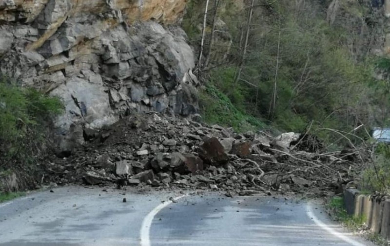 Transalpina, blocată din nou de o alunecare de teren. CNAIR dă vina pe schimbările climatice și promite plase de siguranță