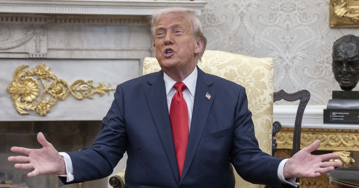 Președintele SUA, Donald Trump, se întâlnește cu prim-ministrul Republicii El Salvador, Nayib Bukele, în Biroul Oval de la Casa Albă din Washington, DC, și face un gest cu ambele mâini deschise, luni, 14 aprilie 2025.