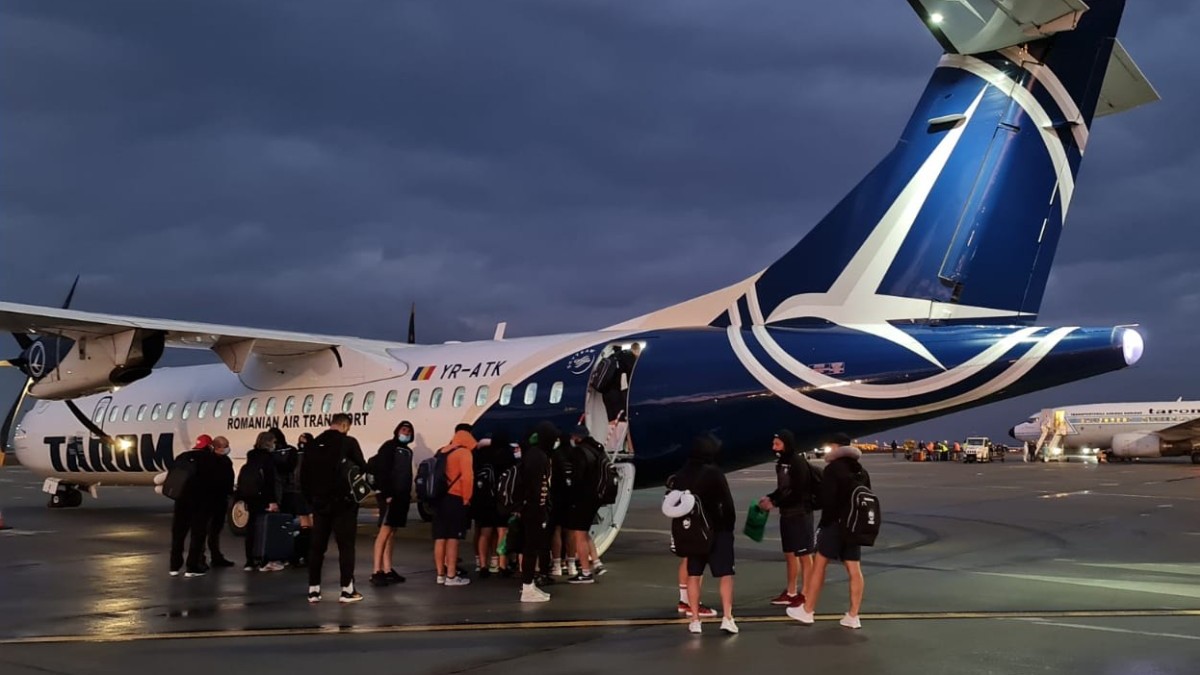 Sosirea pe Aeroportul Otopeni a cetățenilor români veniți din Africa de Sud. Foto: TAROM