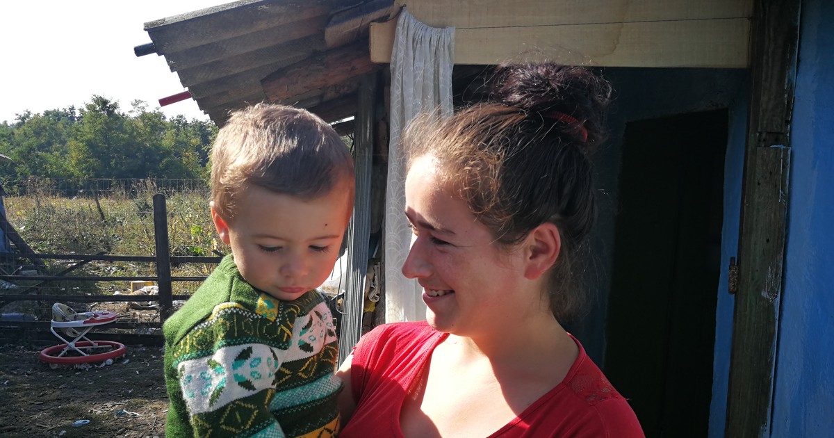 Ana-Maria, mama adolescentă din Botoșani, cu băiețelul ei