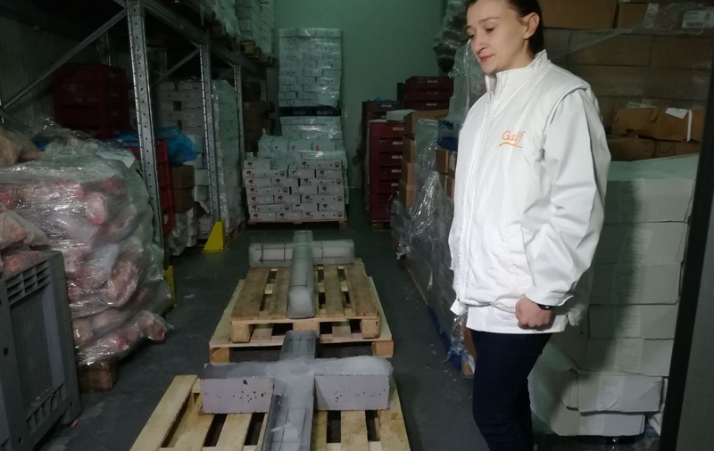 Două cruci de gheaţă pentru Slujba de Bobotează de pe faleza Dunării sunt pregătite în camera frigorifică a unei firme