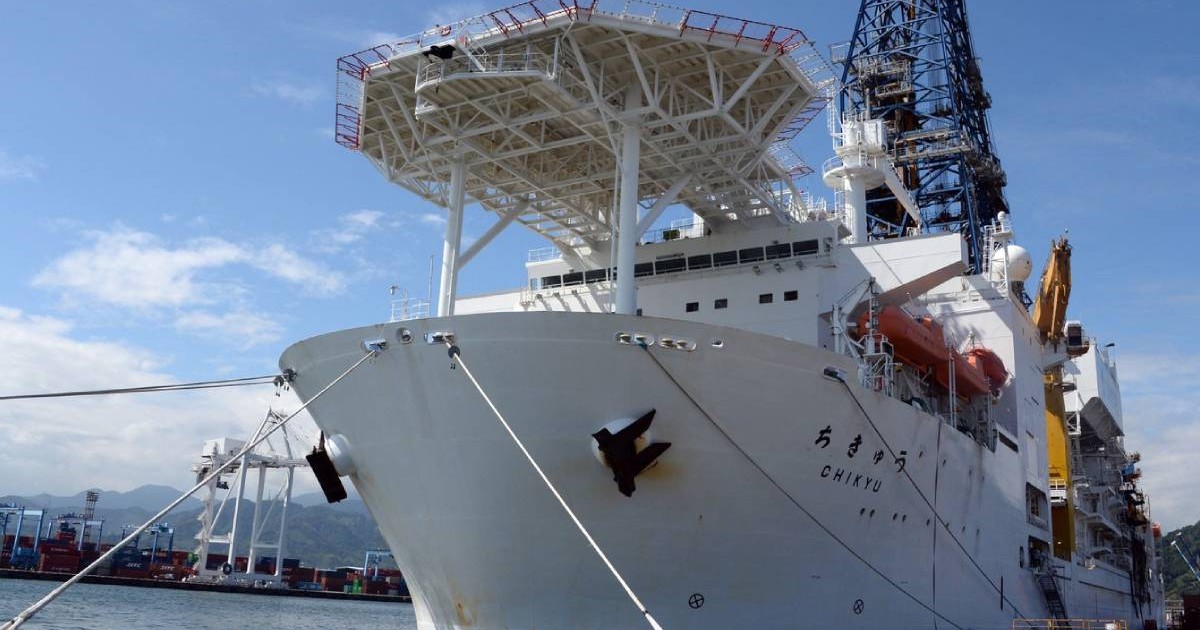 Nava japoneză de foraj în adâncime, Chikyu, este ancorată la un debarcader din portul Shimizu, prefectura Shizuoka, pe 11 septembrie 2013. O echipă de seismologi condusă de Japonia a plecat pe 13 septembrie într-o misiune de a fora adânc sub fundul mării în căutarea originii cutremurelor.