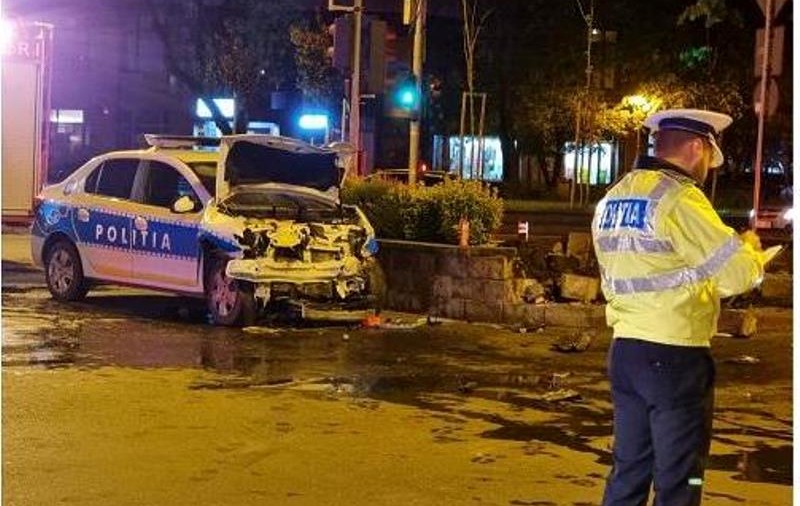 Mașină a poliției, implicată într-un accident în București. Patru persoane au ajuns la spital