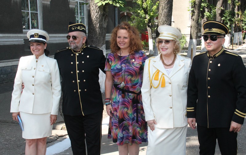 Corina Chiriac, Daniel Iordăchioaie, Ileana Șipoteanu și Marcel Pavel au dat milităria jos din pod! Cum arată cântăreții în uniforme