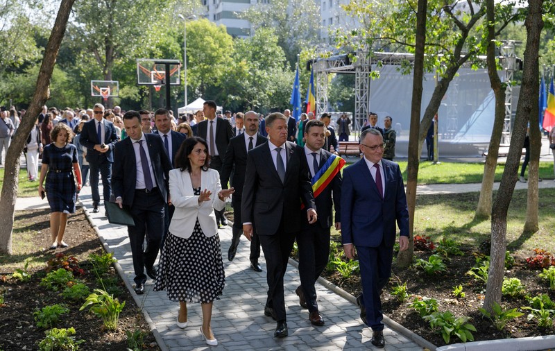 Iohannis și Cîmpeanu, mesaj similar în prima zi de școală: „Contează mai puțin nota” și „școala nu se face pentru note”