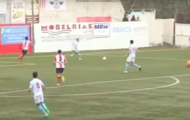A refuzat să marcheze un gol, fiindcă adversarul era la pământ! Ce a făcut atacantul cu mingea e ireal | VIDEO