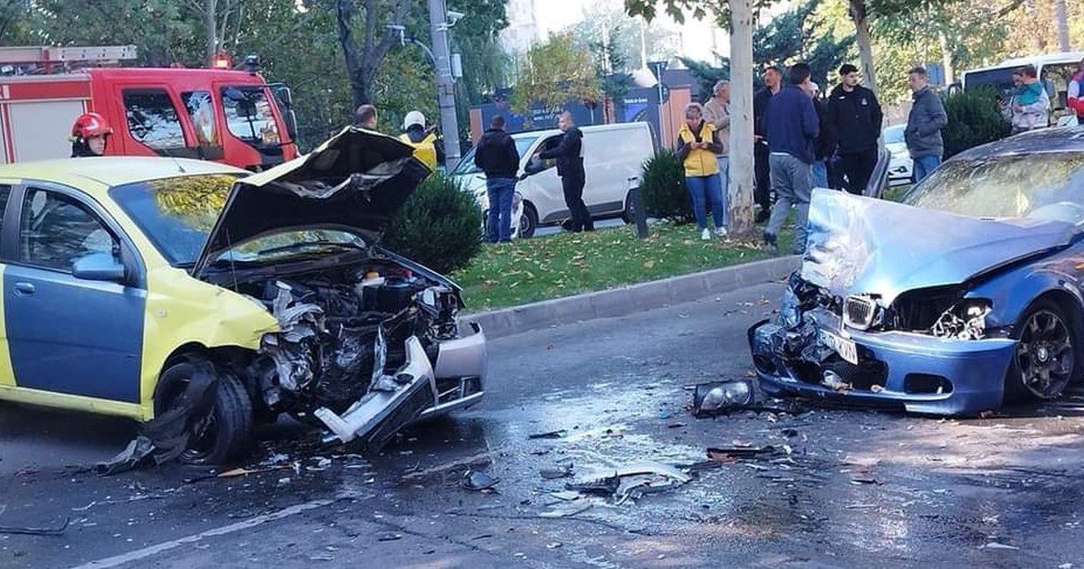 Mașina albastră a intrat pe contrasens și a provocat accidentul din Drumul Taberei
