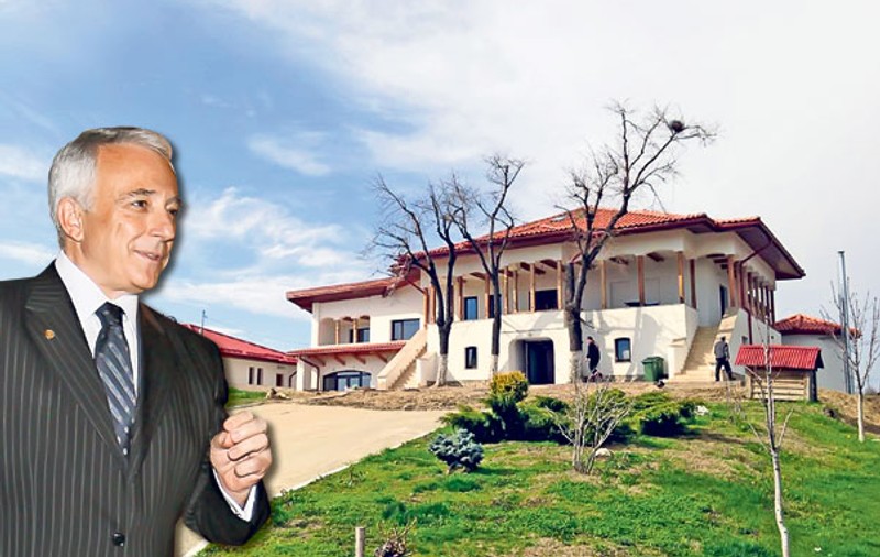 Isărescu şi-a tras conac boieresc!