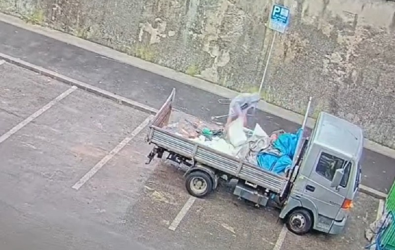 Doi bărbați din Cluj, filmați în timp ce aruncau deșeuri de construcții pe stradă. Reacția primarului Boc