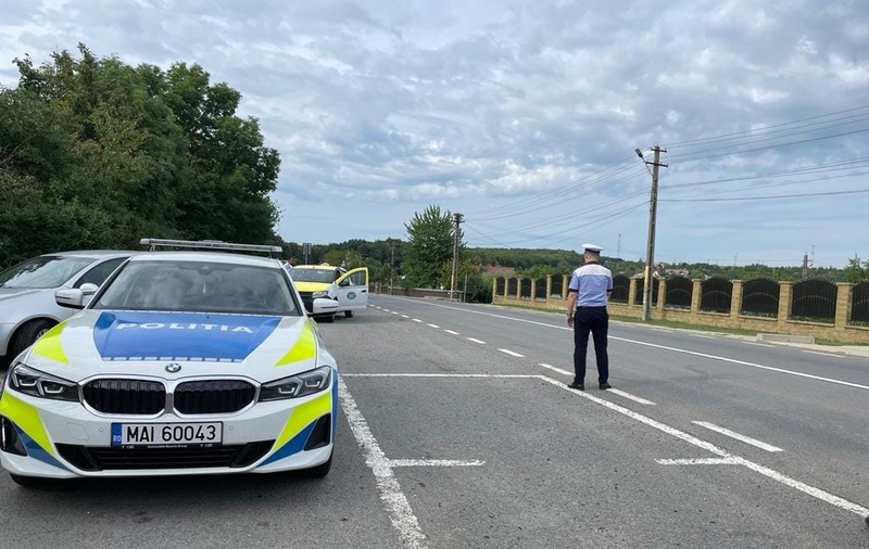 O femeie a sărit pe geam, după ce s-a certat cu soțul, la Dorohoi, s-a urcat în mașină și a făcut accident. Șoferița e internată în spital