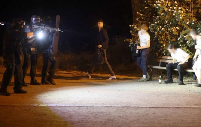 Un român care stătea pe bancă a fost luat la țintă cu puștile de asalt de un comando al trupelor speciale germane, într-un parc din Leipzig