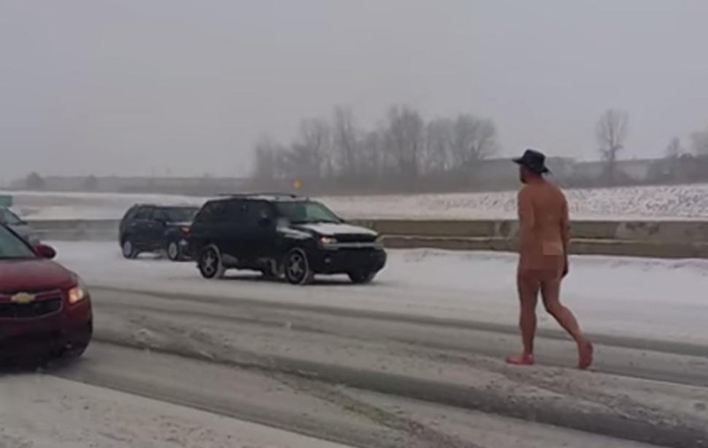 CE CRIZE A FĂCUT! Și-a dat hainele jos și A IEȘIT GOL-PUȘCĂ pe VISCOL! VIDEO DEMENȚIAL