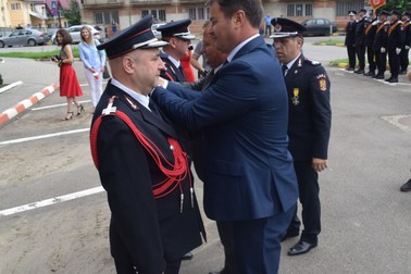 Cornel Guluță, stânga, în august 2008, când a fost ridicat la gradul de colonel | Foto: ISU Botoșani