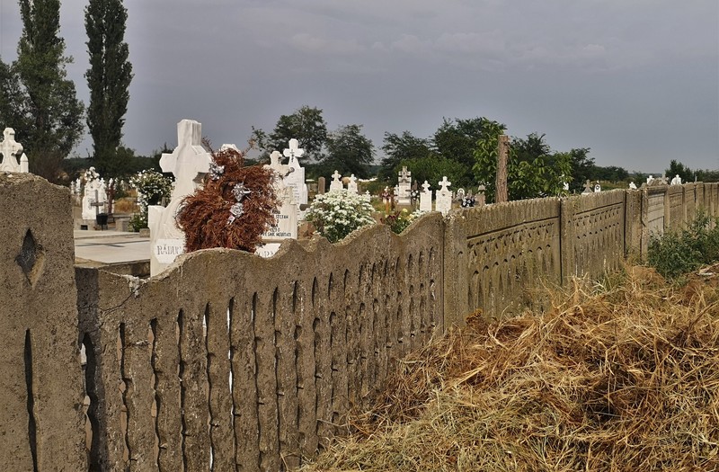În cimitirul din satul lui Mircică, spun localnicii, procurorii au descins de mai multe ori, inclusiv după cazul Caracal