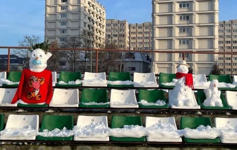 Suporterii echipei Sepsi au început să umple tribunele cu oameni de zăpadă pentru meciul de sâmbătă cu Astra