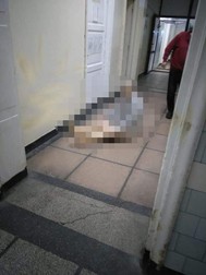 Unul dintre pacienții spitalului, pe holul instituției