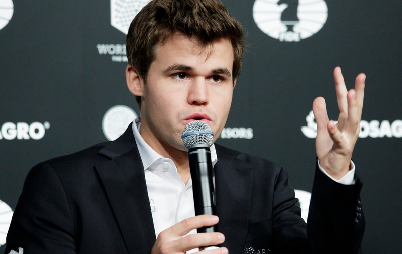 Magnus Carlsen, campionul mondial la șah, a fost avertizat de un antrenor român