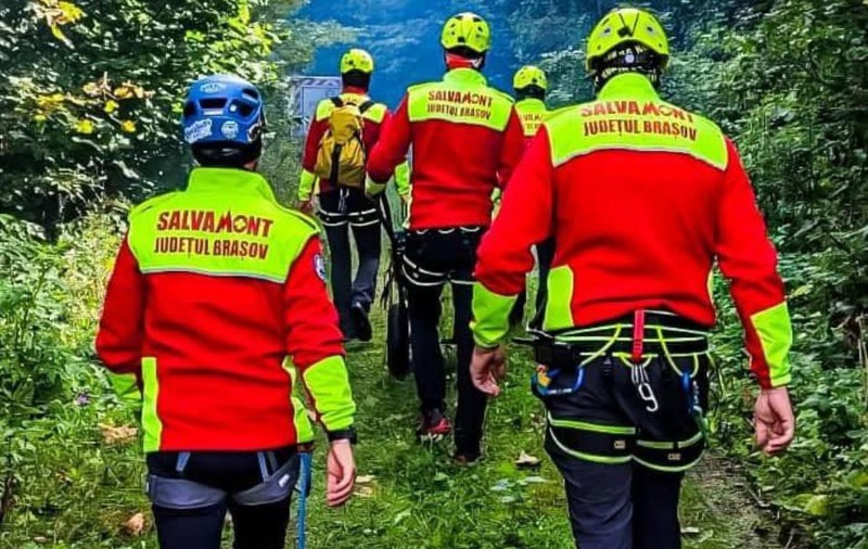 Cioban în stare gravă, după ce a căzut pe munte, în Brașov. Elicopterul nu poate interveni, salvatorii au plecat pe jos