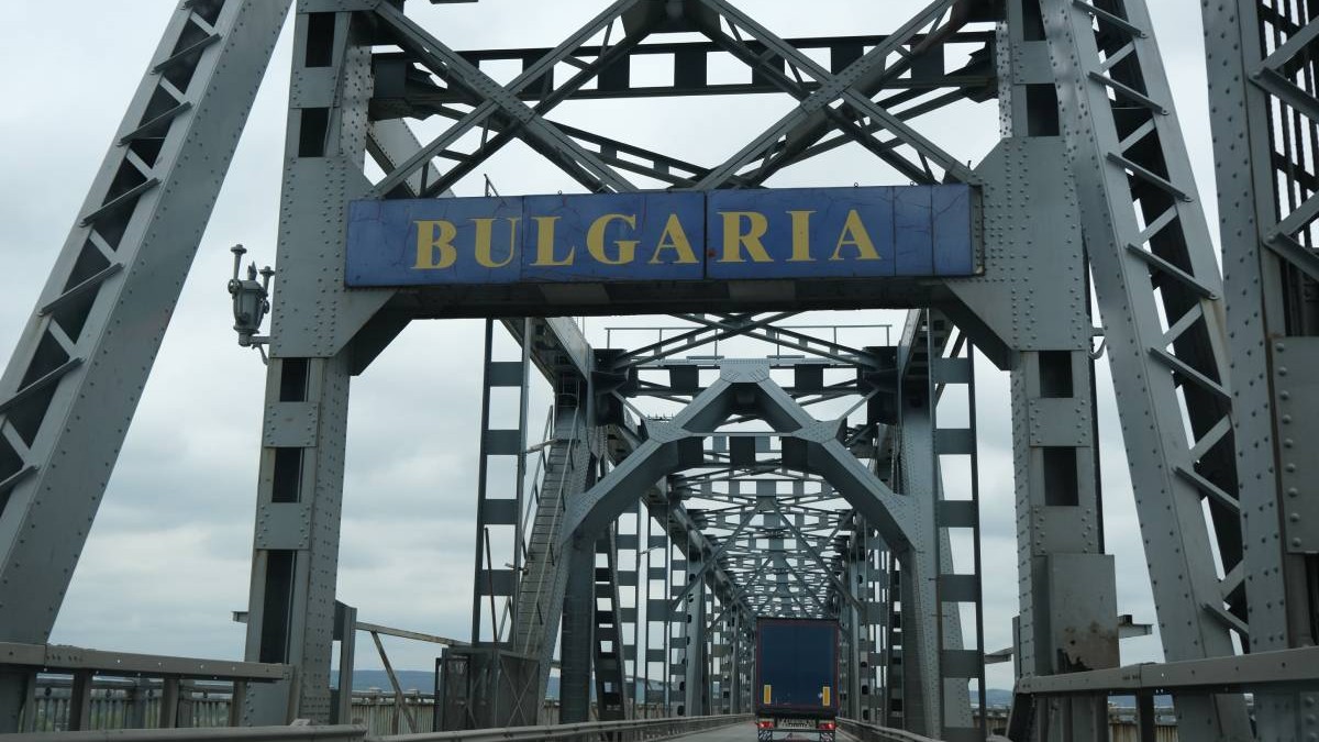 Un TIR care se deplasează pe Podul Prieteniei de la vama Giurgiu-Ruse