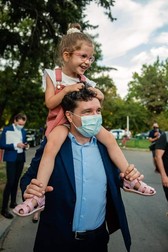 Nicușor Dan și Aheea, fiica lui în vârstă de 4 ani. Imagine postată de primarul Capitalei pe Facebook în august 2020