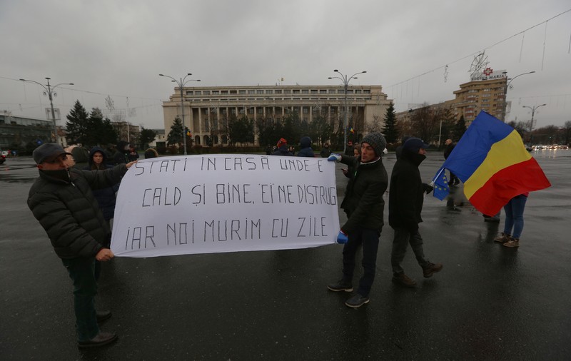 VIDEO/ Oana Pellea și Marius Manole, legați la ochi pentru "noua eră a nepuțintei". Protest mut în Piața Victoriei, duminică 17 decembrie