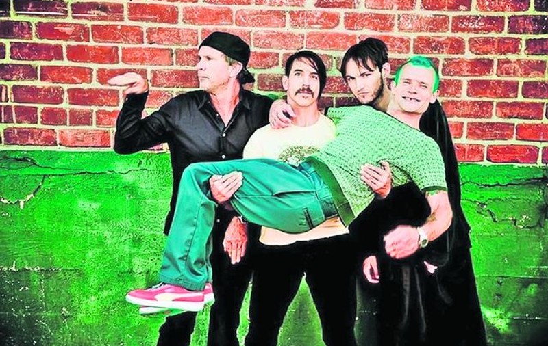 Atenţie! N-ai voie cu sticla de parfum la Red Hot Chilli Peppers