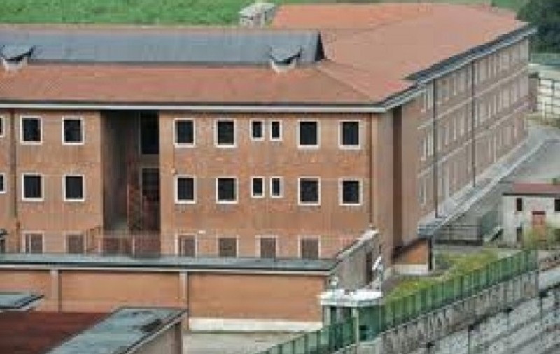 Evadare ca-n filme a unui român în Italia. A săpat o gaură în peretele celulei, apoi a coborât pe o frânghie din cearșafuri