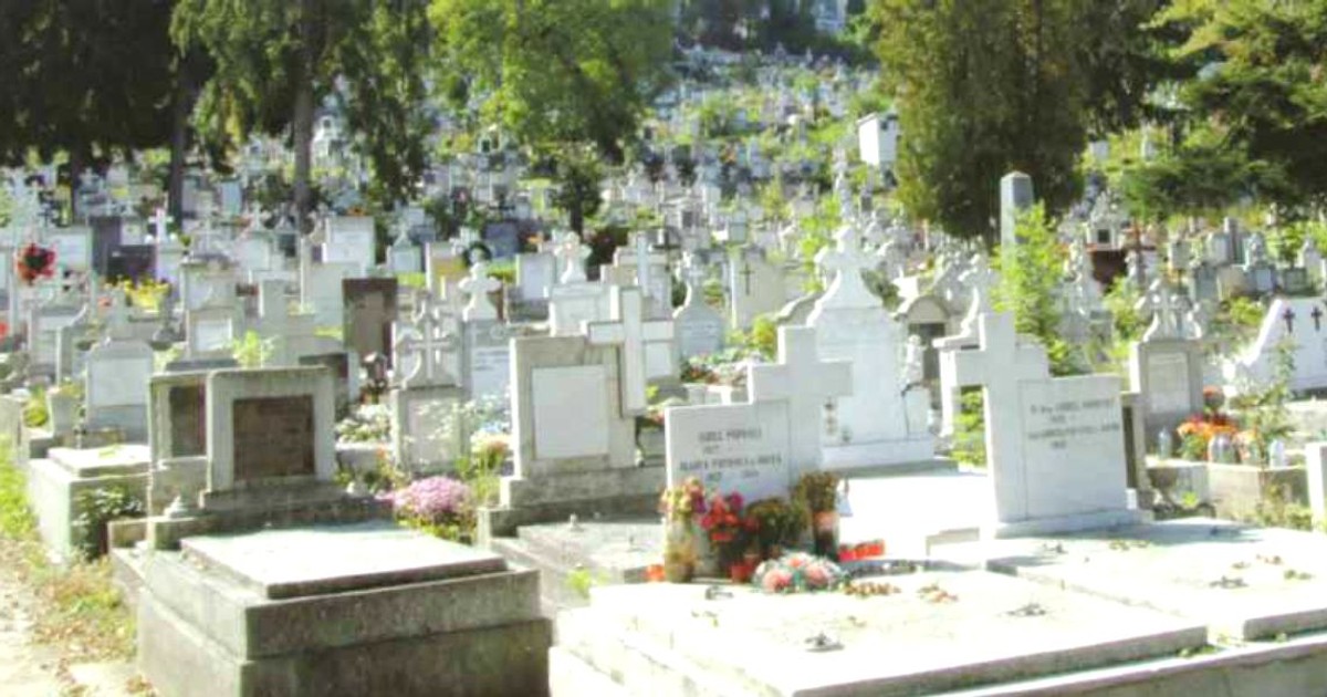 Copii morți de la Orfelinatul Groazei sunt îngropați în Cimitirul inocenților. Cimitir, cu multe cruci de piatră