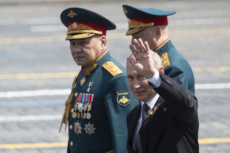 Vladimir Putin și ministrul apărării Serghei Șoigu, după parada de 9 mai din 2020 | Foto: EPA