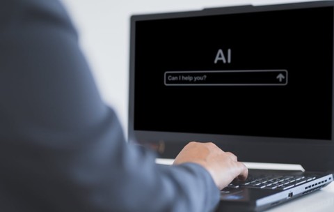 Un bărbat a vrut să testeze dacă inteligența artificială îl spionează și a fost arestat imediat după ce a scris un mesaj unui chatbot