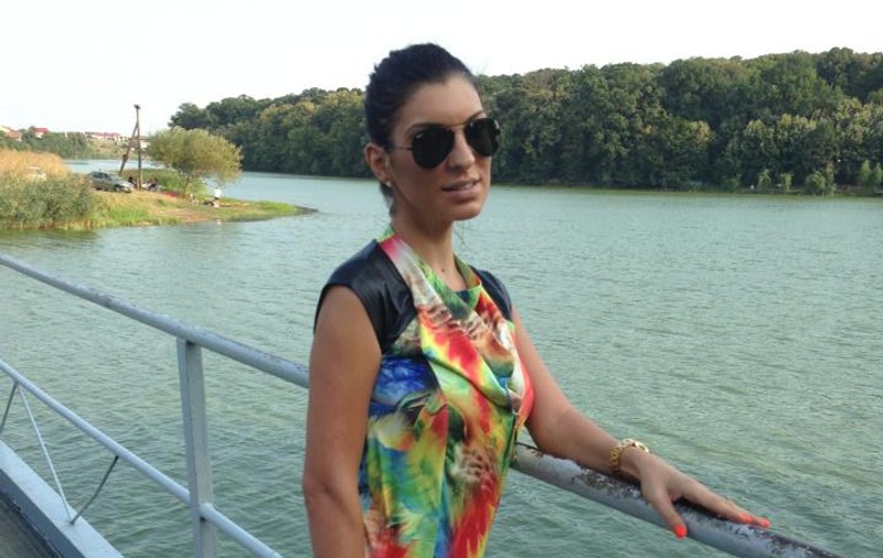 În zi sfântă, Andreea Tonciu SE ROAGĂ CU PICIOARELE ÎNCRUCIŞATE la O POARTĂ FERECATĂ | FOTO