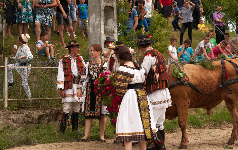 Imagini inedite de la obiceiurile de Rusalii! Trei fete vor mărita pentru că au prins... boul! | FOTO